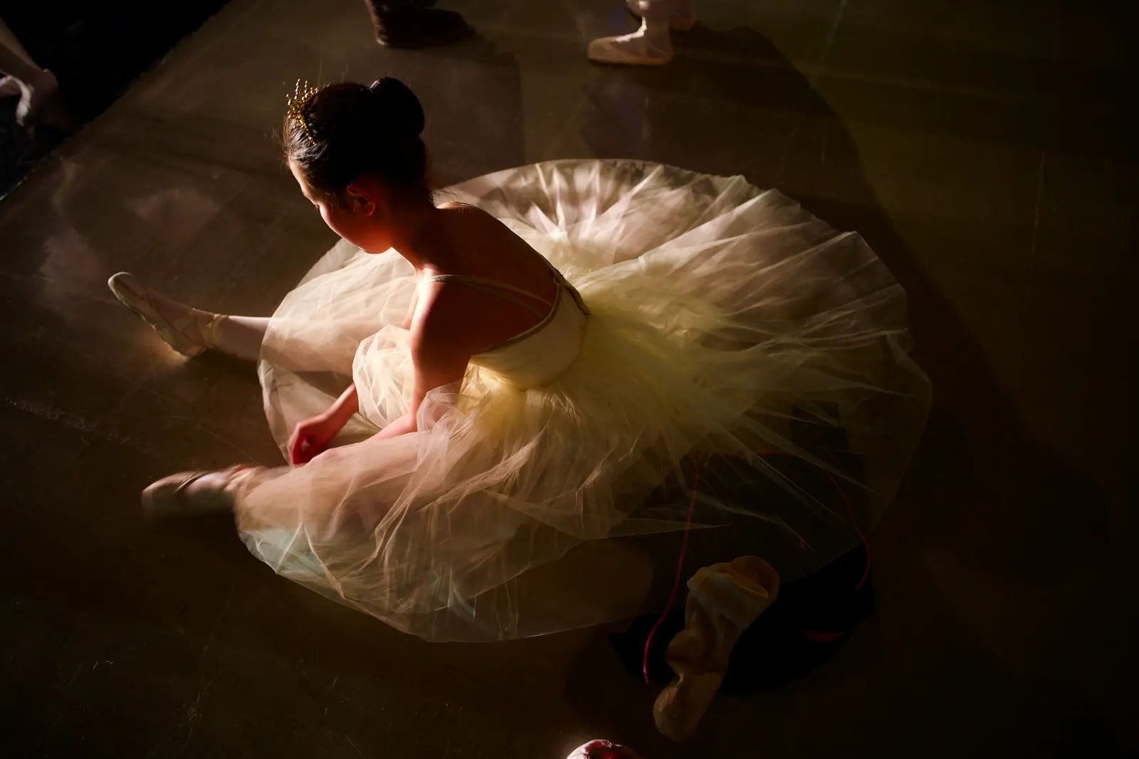 Bailarina con tutú bajo la luz