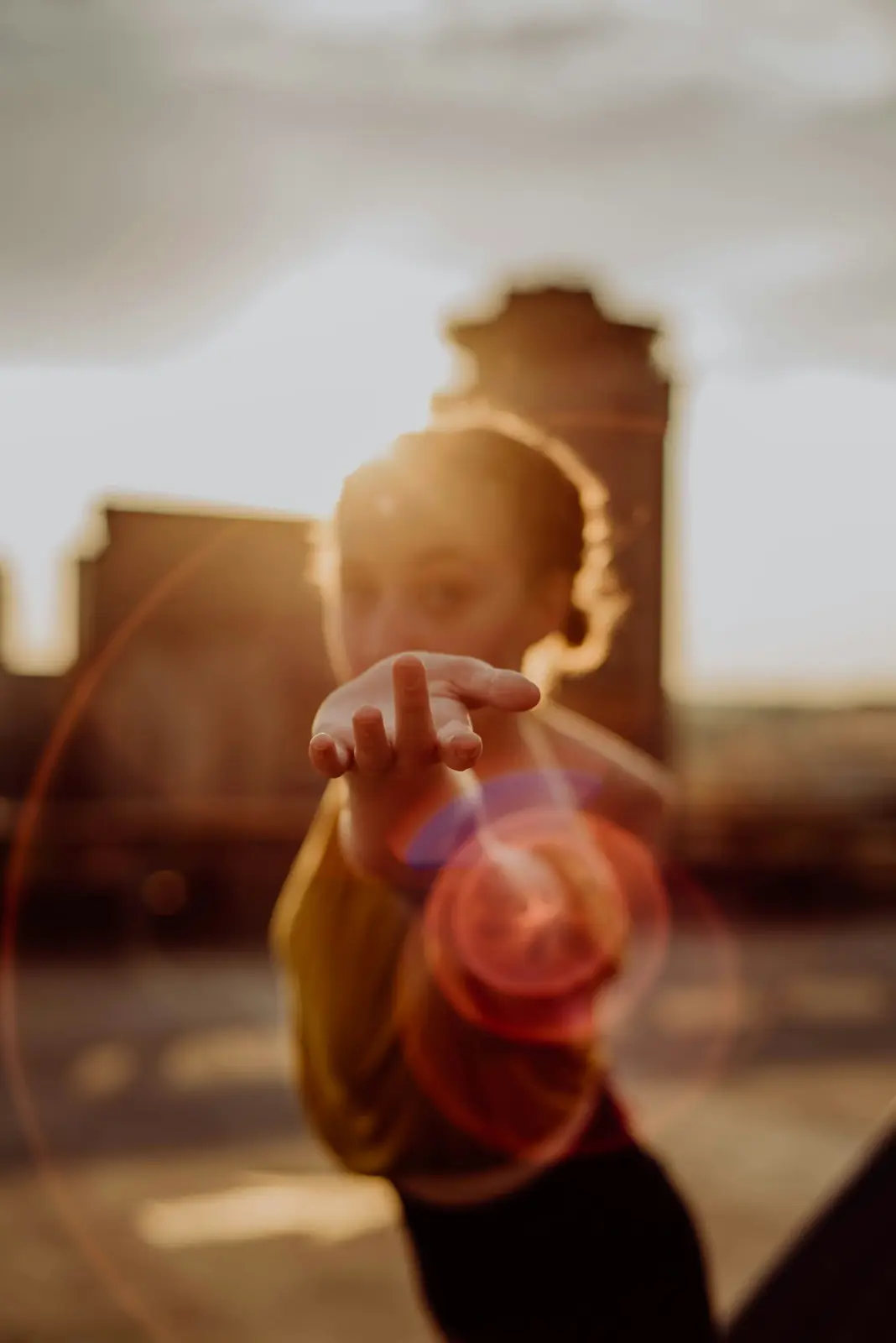 Niña bailando al atardecer