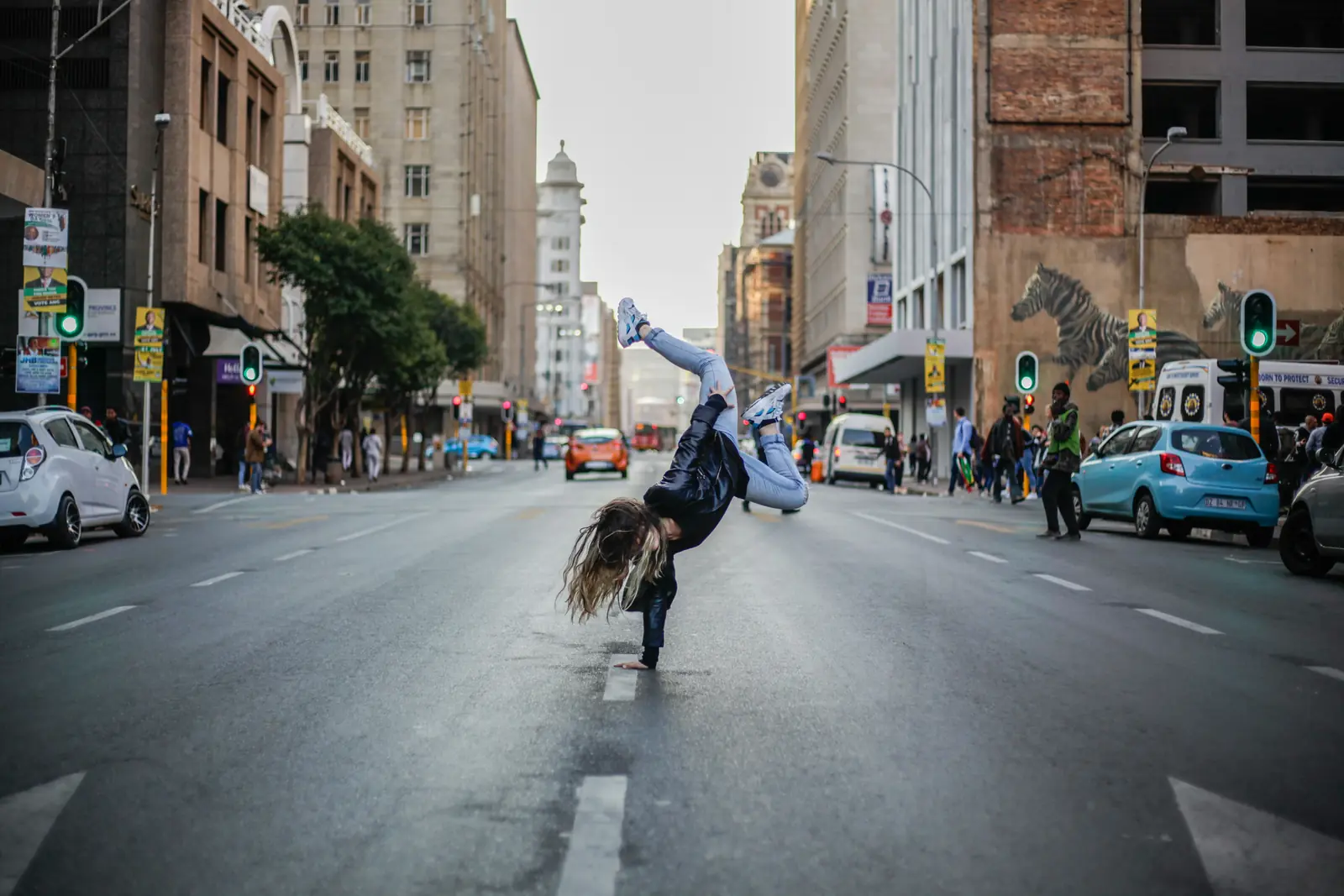 Bailarina urbana en la calle
